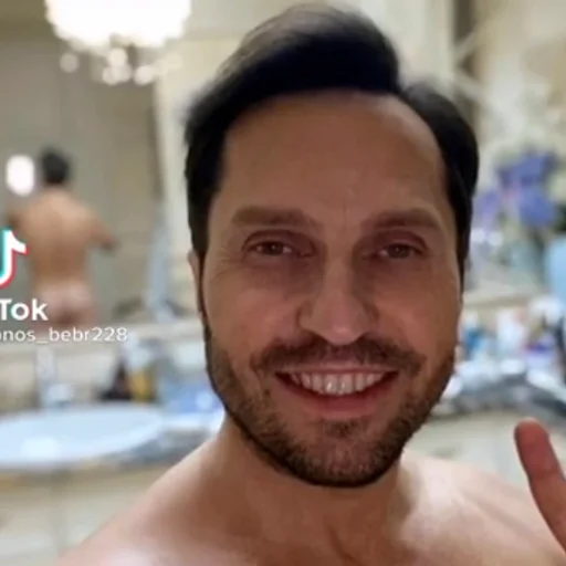 Эмодзи АРТУР ПИРОЖКОВ НАСТАВИТ МУЖУ РОЖКОВ