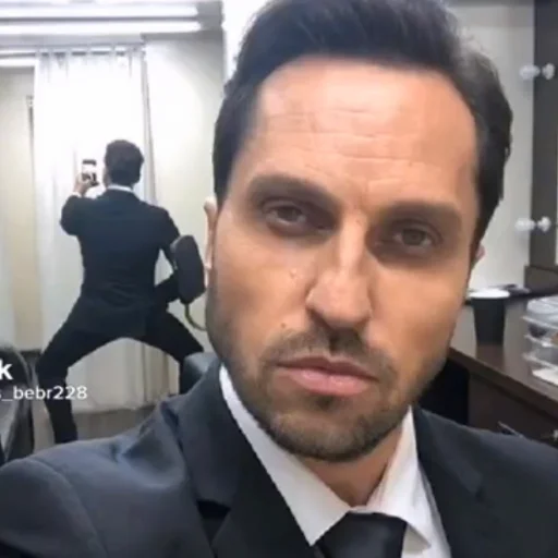 Эмодзи АРТУР ПИРОЖКОВ НАСТАВИТ МУЖУ РОЖКОВ