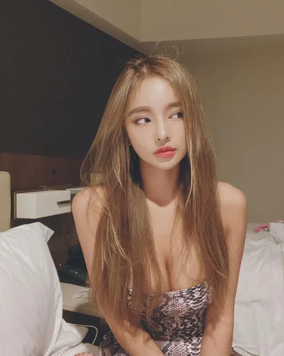 Эмодзи hot girl