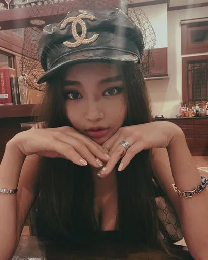 Эмодзи hot girl