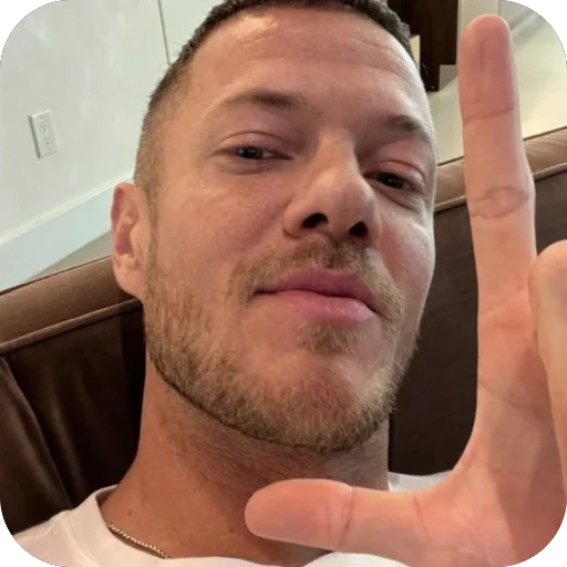 Эмодзи Daniel Reynolds