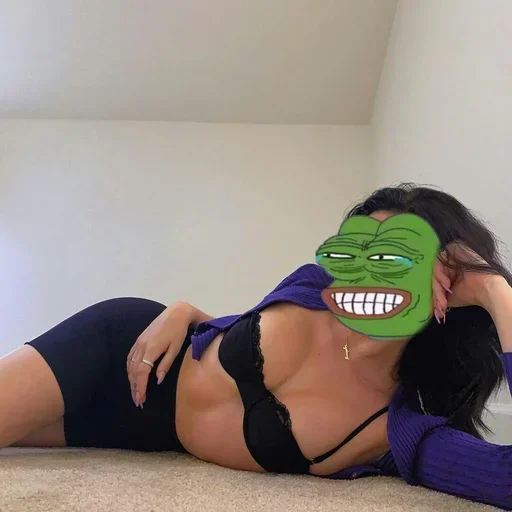 Эмодзи Девушка Пепе