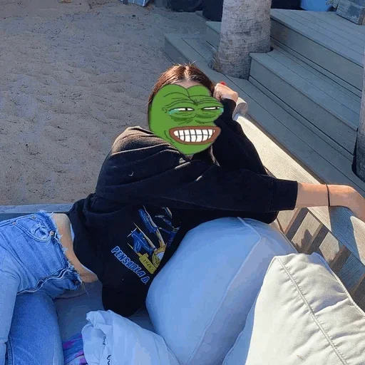 Эмодзи Девушка Пепе