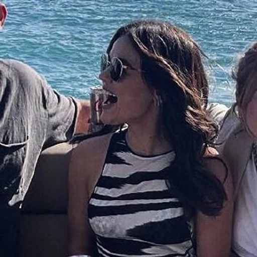 Эмодзи Lucy Hale