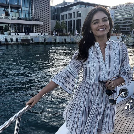 Эмодзи Lucy Hale