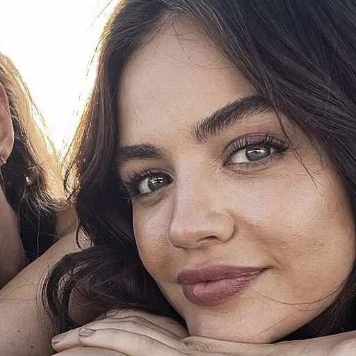 Эмодзи Lucy Hale