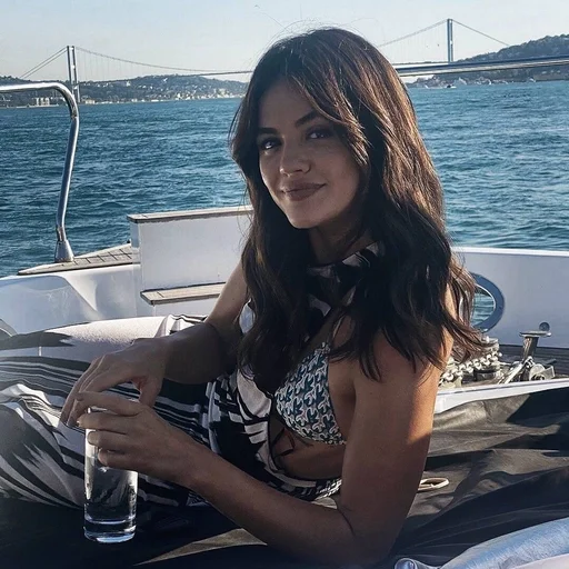 Эмодзи Lucy Hale