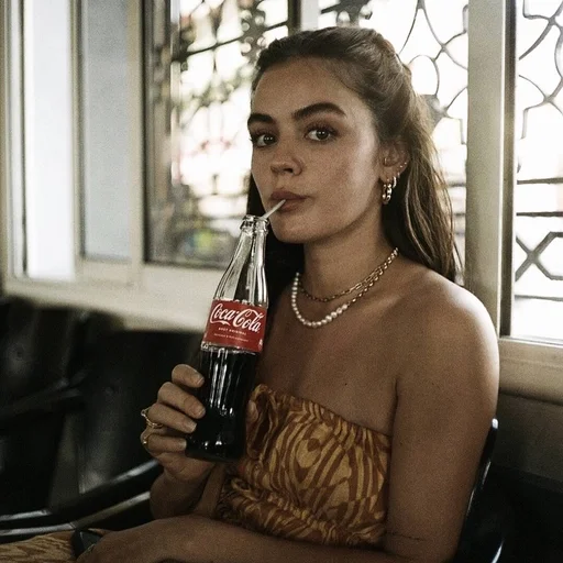 Эмодзи Lucy Hale