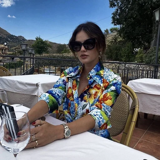 Эмодзи Lucy Hale