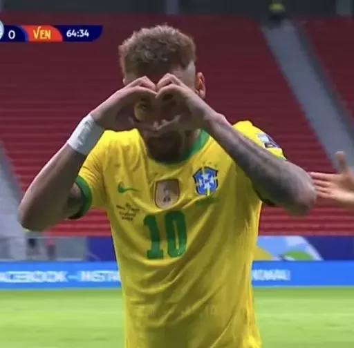 Эмодзи футбольчик