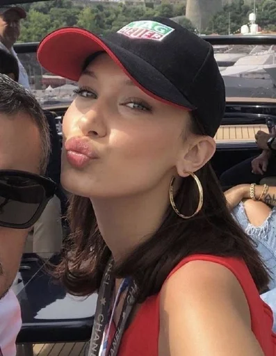 Эмодзи Bella Hadid
