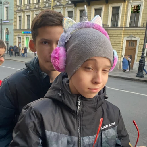 Эмодзи Подгубой