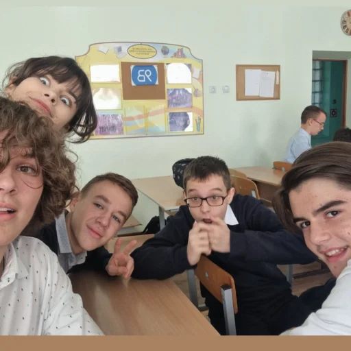 Эмодзи Подгубой