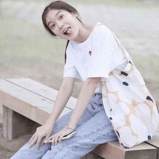 Эмодзи lee si young