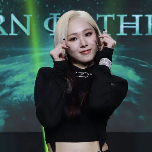 Эмодзи Mia from EVERGLOW