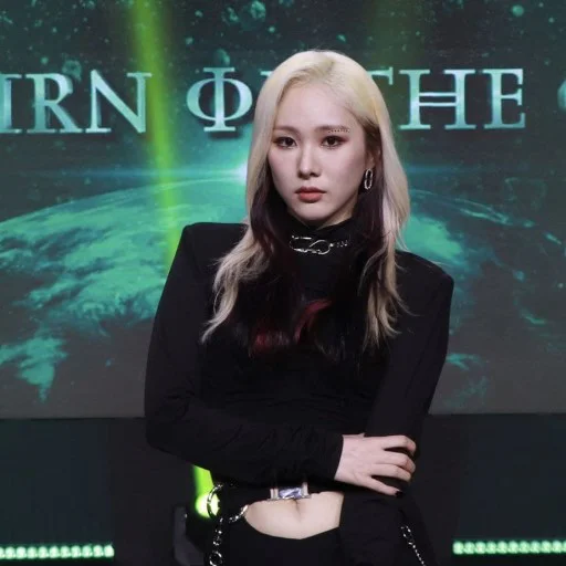 Эмодзи Mia from EVERGLOW
