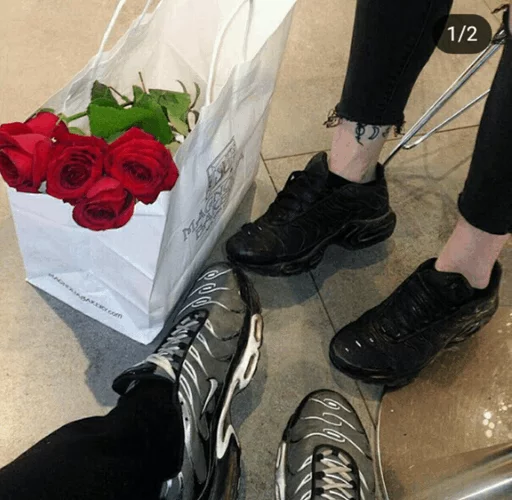 Эмодзи Rose 🌹