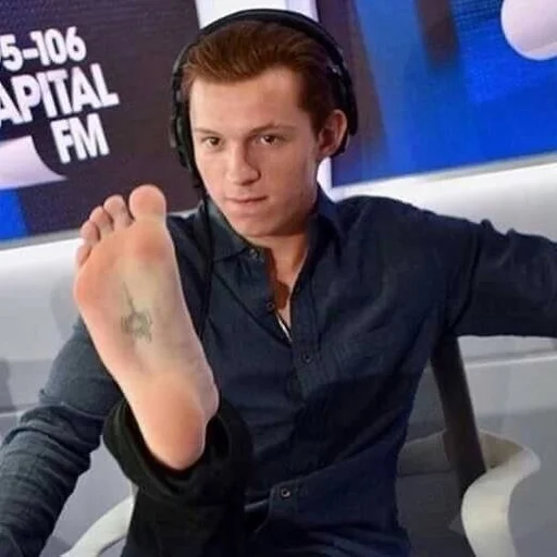 Эмодзи Tom Holland