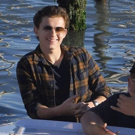Эмодзи Tom Holland