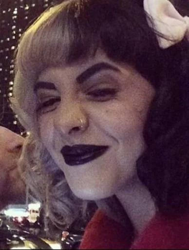 Эмодзи Melanie Martinez