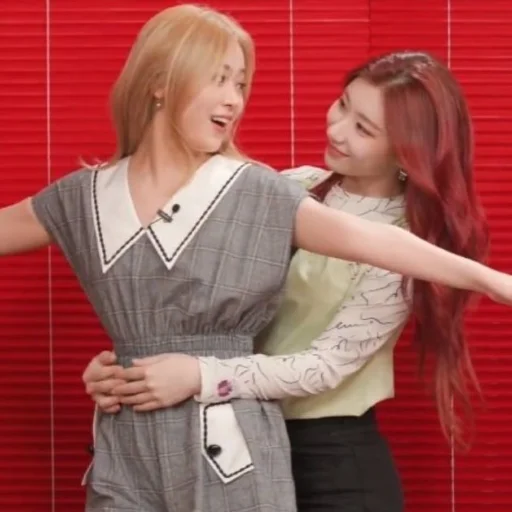 Эмодзи Ryujin & Chaeryeong