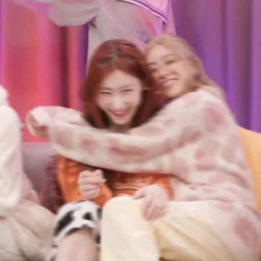 Эмодзи Ryujin & Chaeryeong