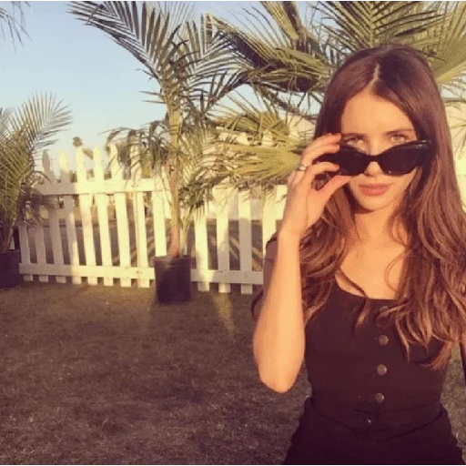 Эмодзи Эмма Робертс