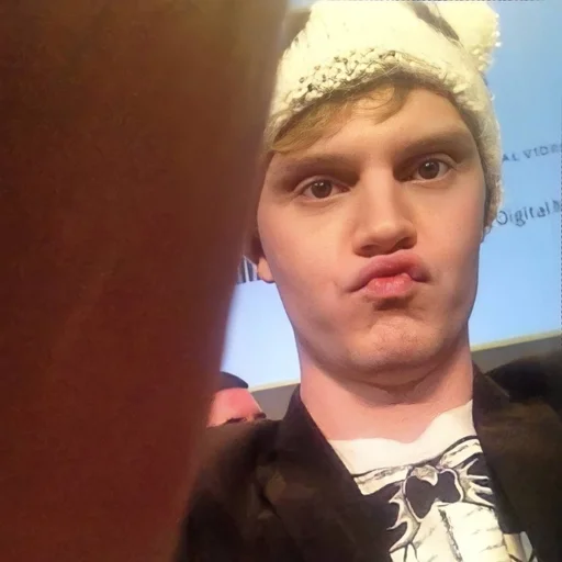 Эмодзи Эван Питерс