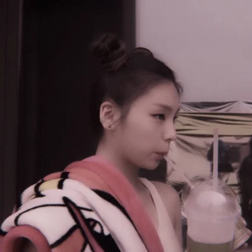 Эмодзи HWANG YE JI