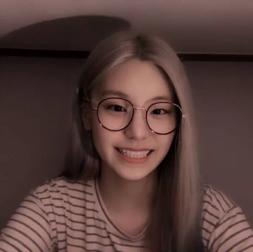 Эмодзи HWANG YE JI