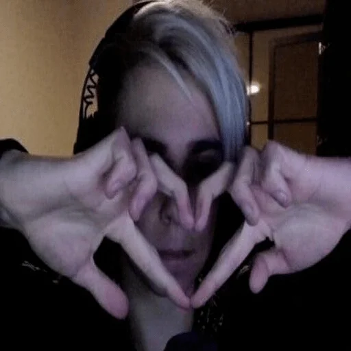 Эмодзи что-то между 89 и фрик