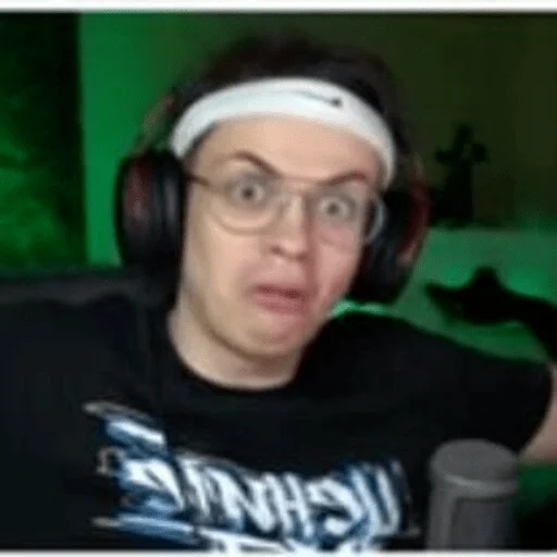 Эмодзи что-то между 89 и фрик