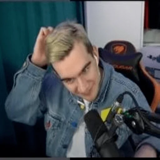 Эмодзи что-то между 89 и фрик