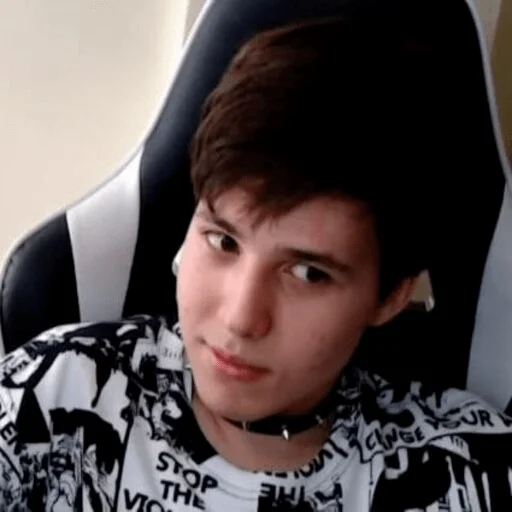 Эмодзи что-то между 89 и фрик