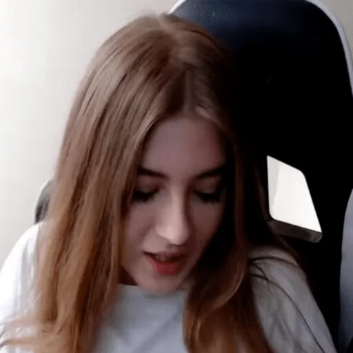 Эмодзи что-то между 89 и фрик