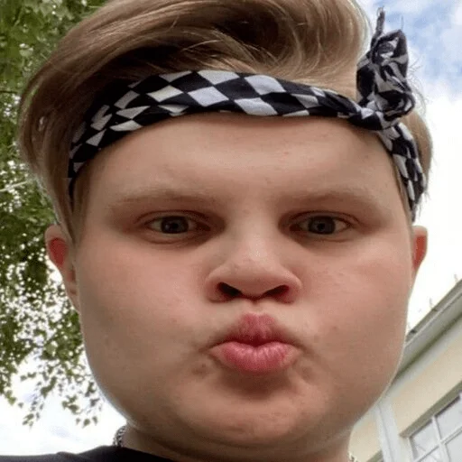 Эмодзи что-то между 89 и фрик