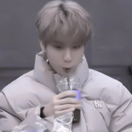 Эмодзи 𝗁𝖺𝗇 𝗃𝗂𝗌𝗎𝗇𝗀