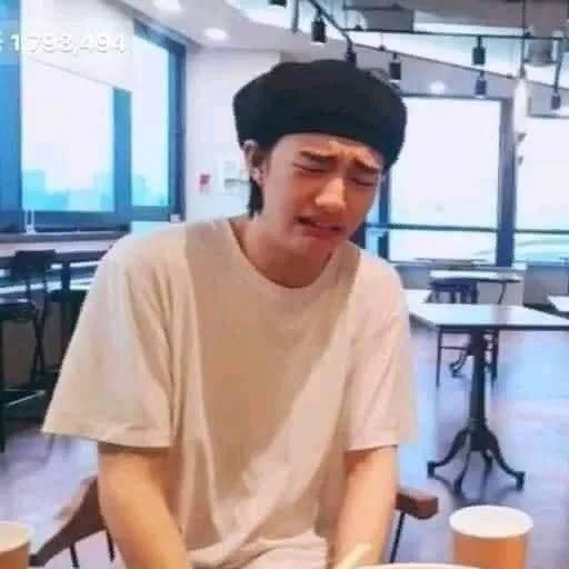 Эмодзи камбэк булочки с 3рачей