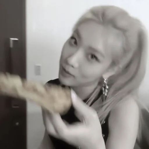 Эмодзи «🪡» 𝗸𝗶𝗺 𝗹𝗶𝗽 fr