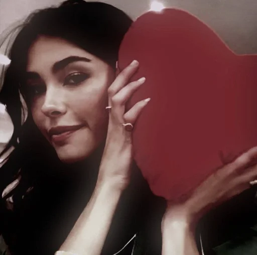Эмодзи Madison Beer