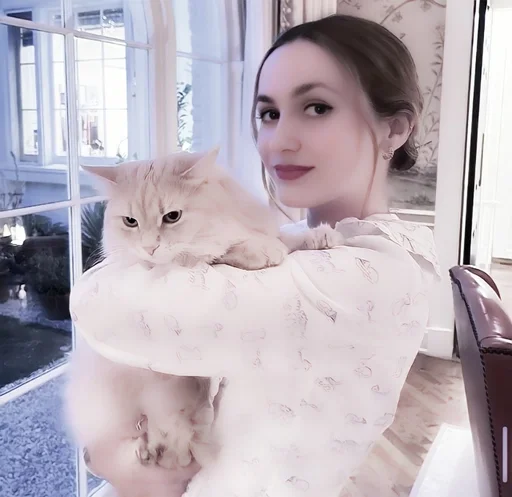 Эмодзи Maude Apatow