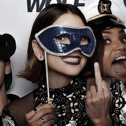 Эмодзи Шелли Хенниг