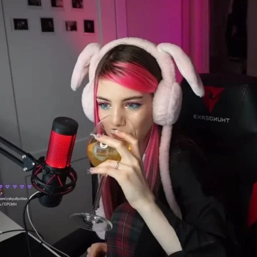 Эмодзи акулич