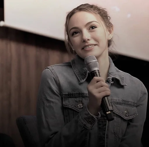 Эмодзи Даниэль Роуз Расселл