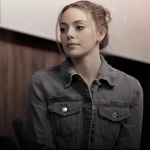 Эмодзи Даниэль Роуз Расселл