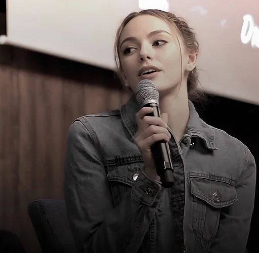 Эмодзи Даниэль Роуз Расселл