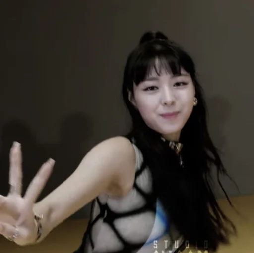 Эмодзи yuna itzy meme face