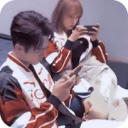 Эмодзи влюбиться в твою улыбку